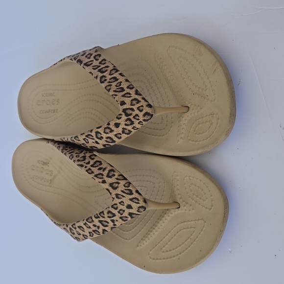 CROCS Sandals Thongs with Leopard Print Size 10 Comfort Summer Shoes - Picture 2 of 7